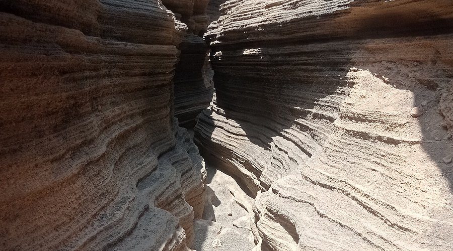 Enge Schlucht aus vulkanischem Gestein mit welligen Schichten bei Montaña Blanca