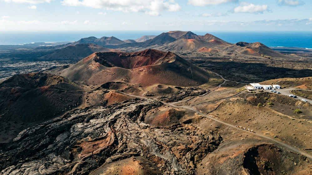 Vista aerea di un cratere vulcanico e colate laviche a Timanfaya