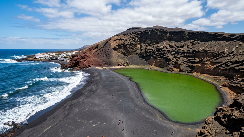 Lagune verte du Charco de los Clicos près d'une plage de sable noir à El Golfo