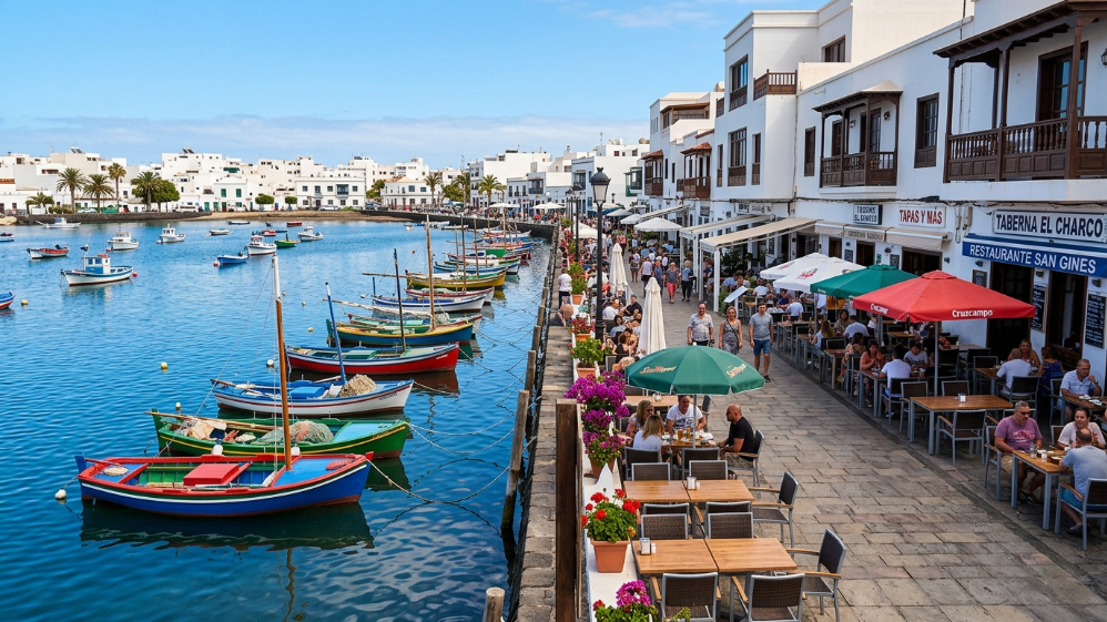 Barcas de pescadores en el Charco de San Ginés junto a terrazas de restaurantes