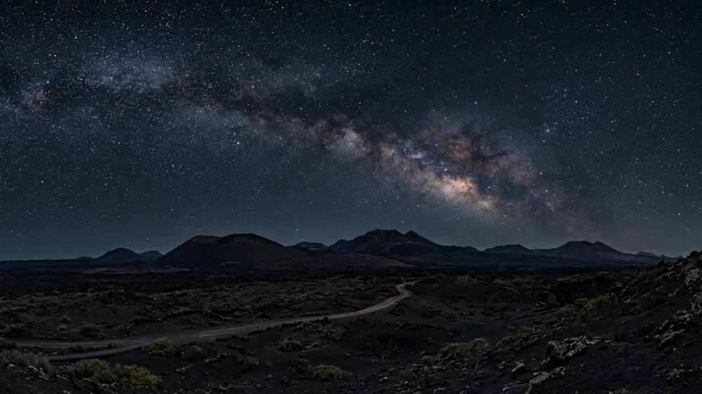 Milchstraße über den Vulkanen des Timanfaya-Nationalparks bei Nacht