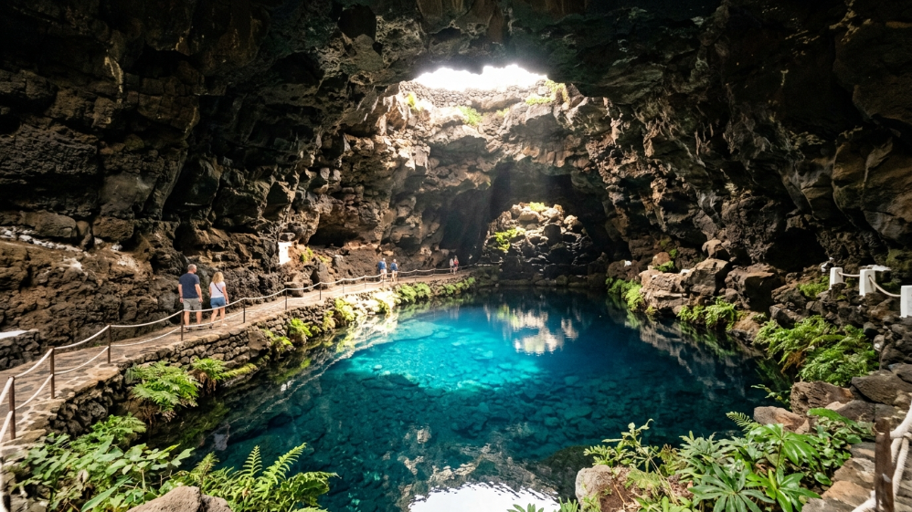 Lago turchese all'interno della grotta vulcanica di Jameos del Agua