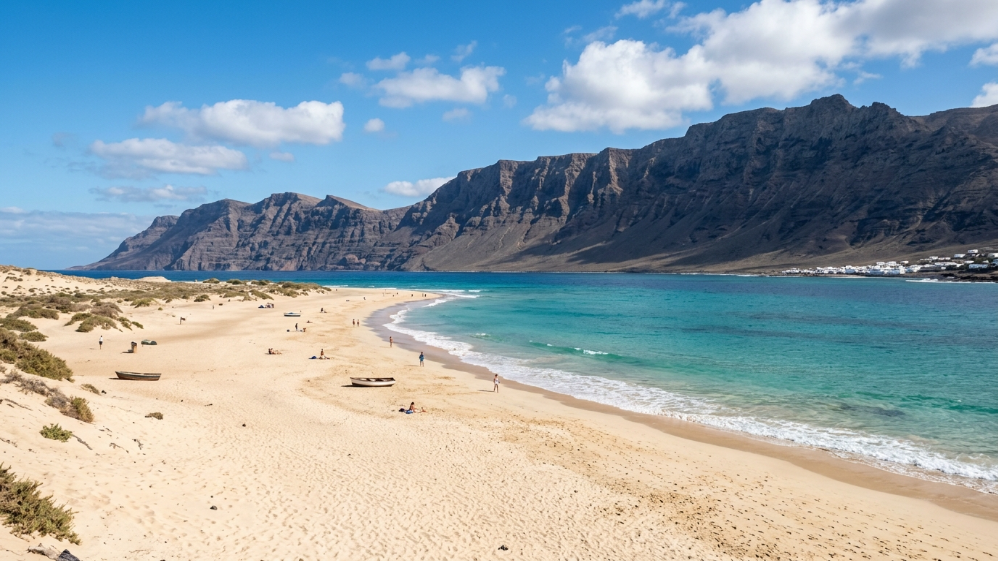 Playa de Famara con el macizo de los Ancones al fondo