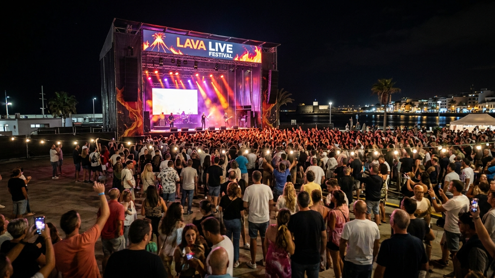 Menschenmenge vor der beleuchteten Bühne des Lava Live Festivals nachts