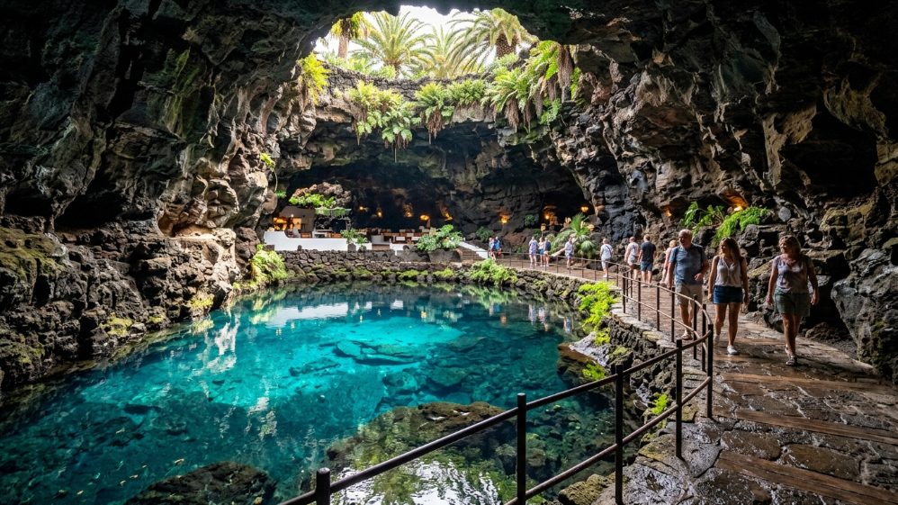 Lac turquoise à l'intérieur de la grotte des Jameos del Agua à Lanzarote