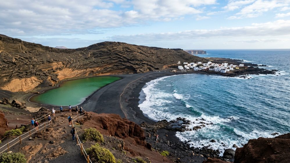 Lagune verte du Charco de los Clicos près de la mer à El Golfo, Lanzarote