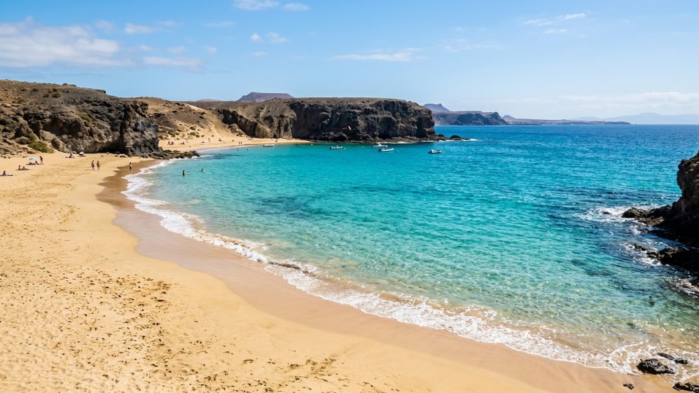 Crique de sable doré et eau turquoise sur les plages de Papagayo, Lanzarote