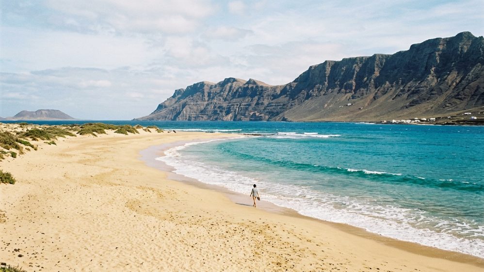 Plage vierge de La Graciosa avec Lanzarote en arrière-plan