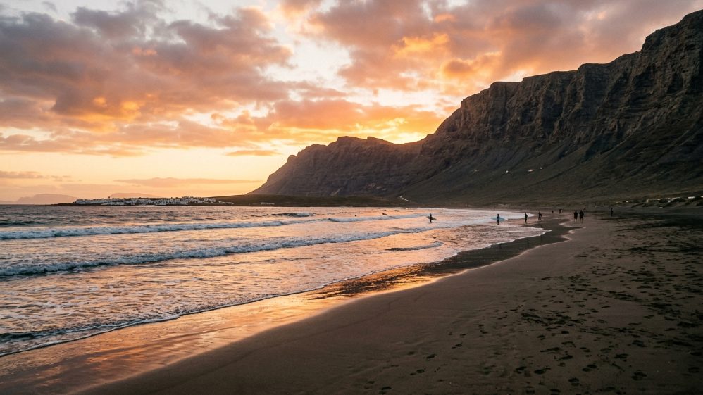 Plage de Famara avec la falaise du Risco au coucher du soleil, Lanzarote