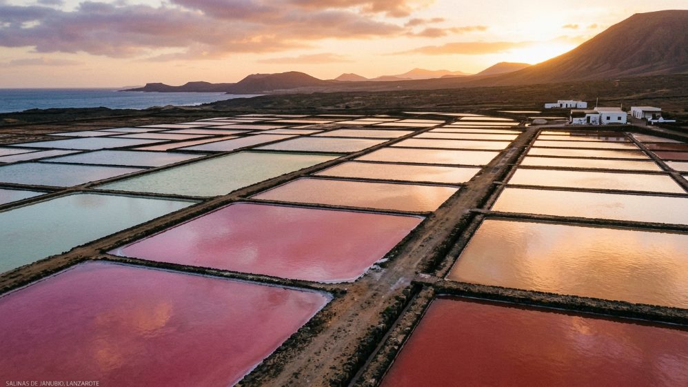 Bassins colorés des Salines de Janubio au coucher du soleil, Lanzarote